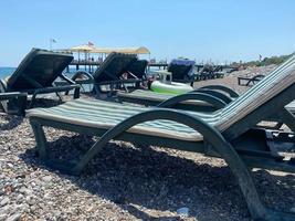 espreguiçadeiras em uma bela praia tropical nas Maldivas foto