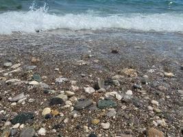 a água limpa do mar rola na costa rochosa foto