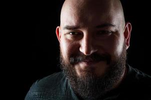 retrato de um homem careca em uma camisa com barba foto