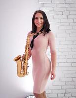 linda garota tocando saxofone foto