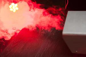 luzes do estúdio brilhando através da fumaça da máquina de fumaça foto