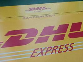 kiev, ucrânia - 10 de dezembro de 2022 serviço de envelope de correio dhl foto