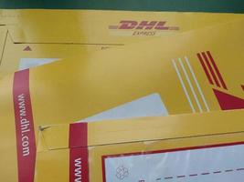 kiev, ucrânia - 10 de dezembro de 2022 serviço de envelope de correio dhl foto