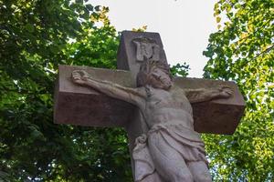 nitra, eslováquia - 17.06.2022 calvário na cidade de nitra com colina de zobor, república eslovaca. lugar religioso. herança cultural. Destino de viagem. escultura no sopé da colina. foto