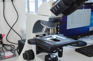 microscópio e equipamento científico em um laboratório de pesquisa foto