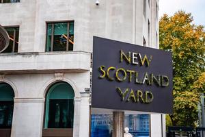 placa do lado de fora da sede da polícia metropolitana de londres em new scotland yard, westminster. foto