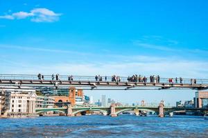 ponte do milênio e st. catedral de paulo em londres foto