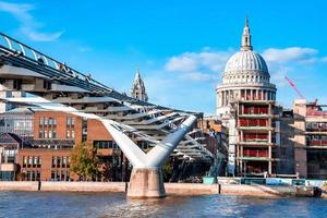 ponte do milênio e st. catedral de paulo em londres foto