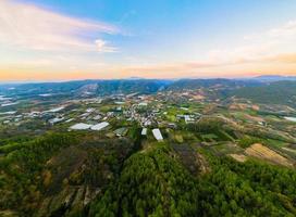 vista aérea de terras agrícolas e pequena cidade foto