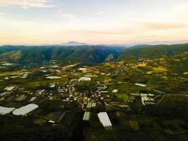 vista aérea de terras agrícolas e pequena cidade foto