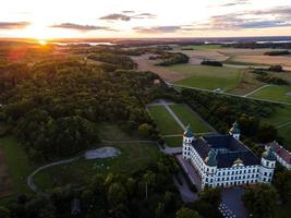 Castelo de Skokloster ao pôr do sol por drone na Suécia foto