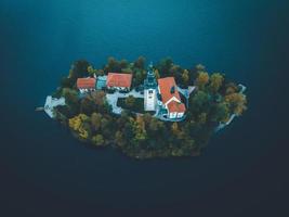 Vistas de drones da Igreja de Peregrinação da Assunção de Maria em Bled, Eslovênia foto