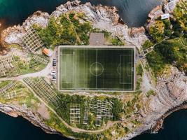 vistas do estádio de futebol henningsvaer nas ilhas lofoten na noruega foto