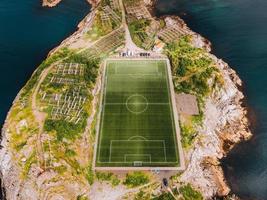 vistas do estádio de futebol henningsvaer nas ilhas lofoten na noruega foto