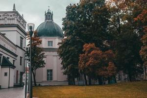 vistas da rua de vilnius, lituânia no outono foto