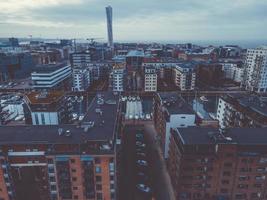 virando o torso em Malmo em Skane, Suécia foto