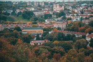 vistas aéreas de vilnius, lituânia por drone foto