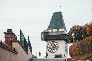 torre do relógio uhrturm vista em graz, áustria foto