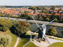 visão aérea de moinhos de vento na cidade de bruges, bélgica foto