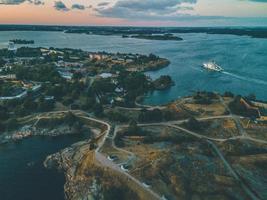 vistas de drones ao redor de suomenlinna em helsinque, finlândia foto