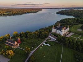 Castelo de Skokloster ao pôr do sol por drone na Suécia foto