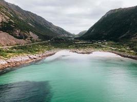praia de rorvikstranda nas ilhas lofoten na noruega foto