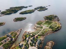 vistas de henningsvaer nas ilhas lofoten na noruega foto