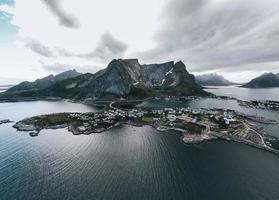 a cidade de reine nas ilhas lofoten na noruega foto