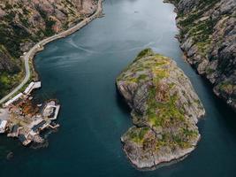 vistas de nusfjord nas ilhas lofoten na noruega foto