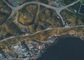 vistas de drones ao redor de suomenlinna em helsinque, finlândia foto