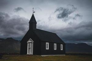 igreja de budakirkja na península de snaefellsness na islândia foto