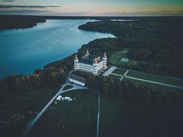 Castelo de Skokloster ao pôr do sol por drone na Suécia foto