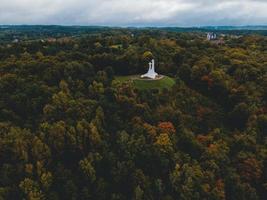 monumento das três cruzes por drone em vilnius, lituânia foto