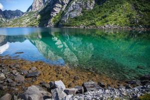 vistas de djupfjorden nas ilhas lofoten na noruega foto