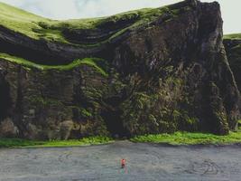 caverna hjorleifshofdi na costa sul da islândia foto