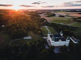 Castelo de Skokloster ao pôr do sol por drone na Suécia foto