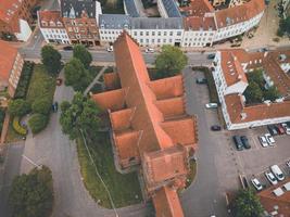 igreja de saint hans em odense, dinamarca por drone foto