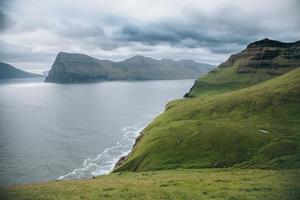 paisagem de trollanes na ilha de kalsoy nas ilhas faroé foto