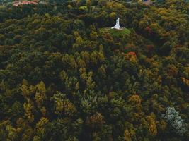 monumento das três cruzes por drone em vilnius, lituânia foto