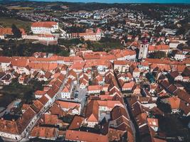 vistas aéreas de drones de ptuj na eslovênia foto