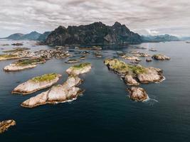 vistas de henningsvaer nas ilhas lofoten na noruega foto