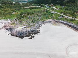 praia de rorvikstranda nas ilhas lofoten na noruega foto