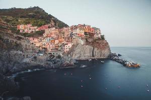 vistas de manarola em cinque terre, itália foto