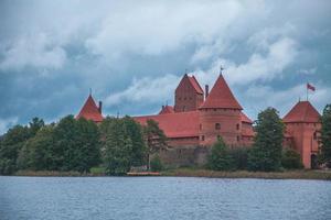 castelo da ilha de trakai visto em trakai, lituânia foto