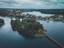 ponte para o castelo da ilha de trakai em trakai, lituânia por drone foto