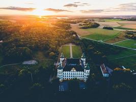 Castelo de Skokloster ao pôr do sol por drone na Suécia foto