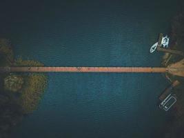 ponte para o castelo da ilha de trakai em trakai, lituânia por drone foto