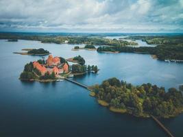 castelo da ilha de trakai por drone na lituânia foto