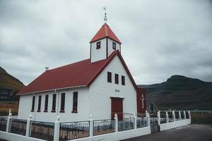 Igreja de Hvannasund em Hattarvik, Ilhas Faroé foto