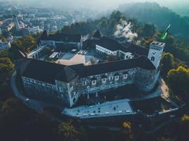 vistas de drones do castelo de ljubljana na eslovênia foto